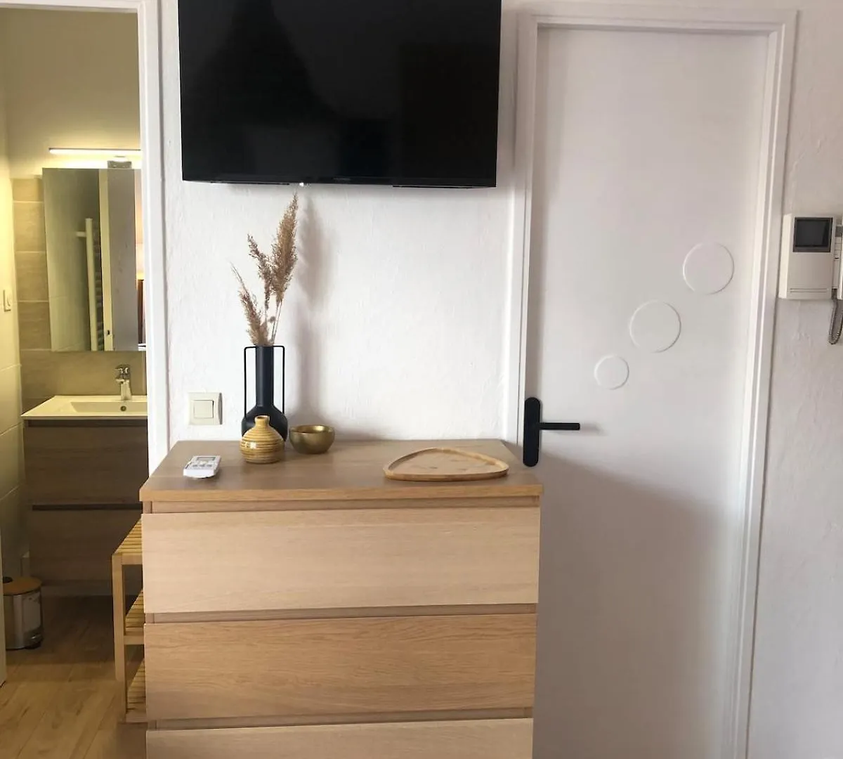 Grand Studio Terrasse Climatise Central Et Calme Saint-Raphael  Apartment