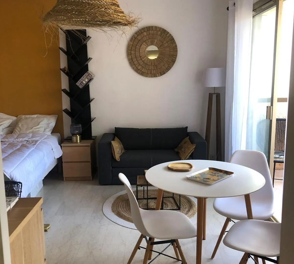 Grand Studio Terrasse Climatise Central Et Calme Saint-Raphael  Saint-Raphael (Var)