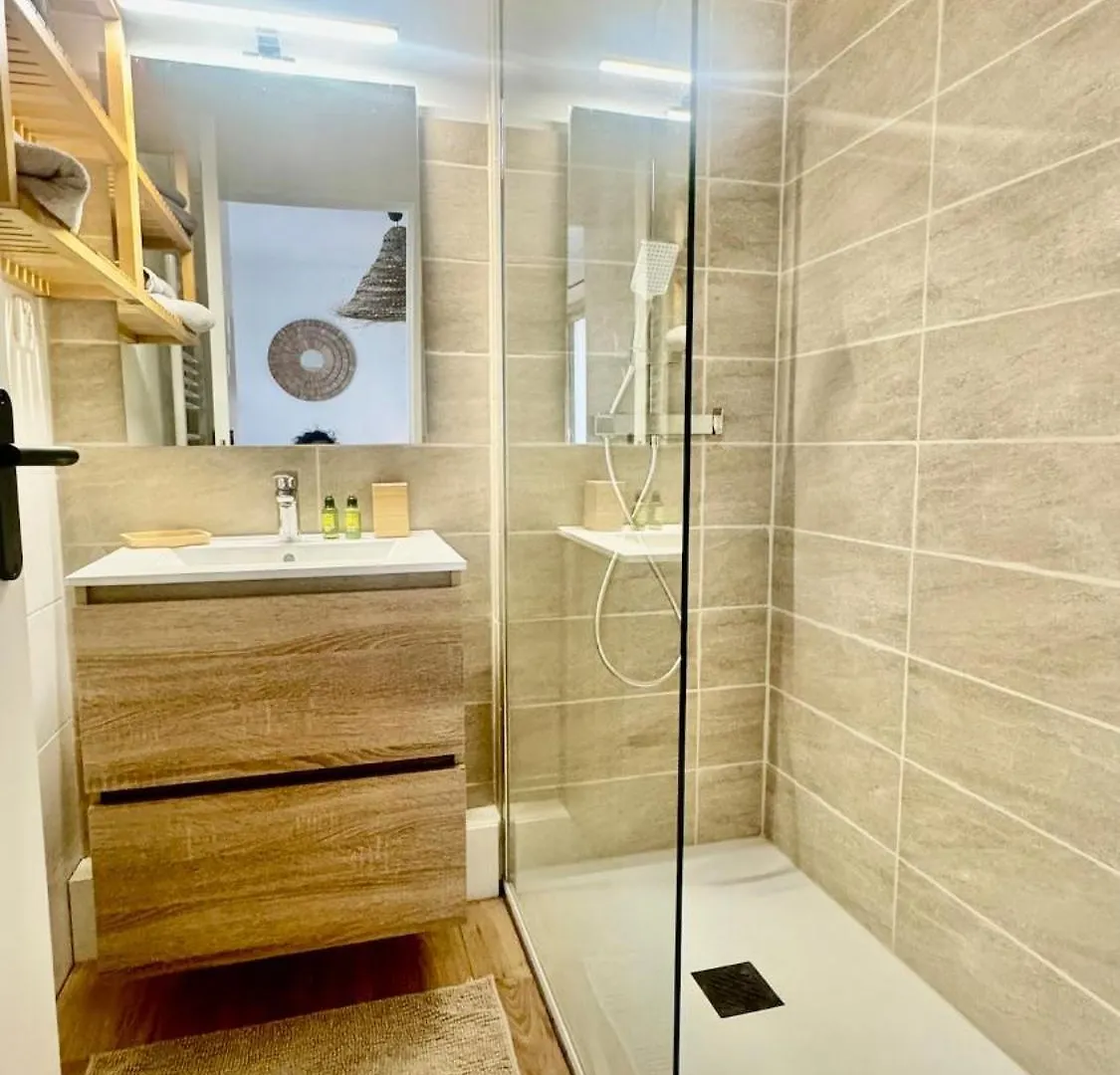 Apartment Grand Studio Terrasse Climatise Central Et Calme Saint-Raphael